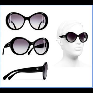 🖤$450. Chanel Classic Round Blk W/ silver CC logo